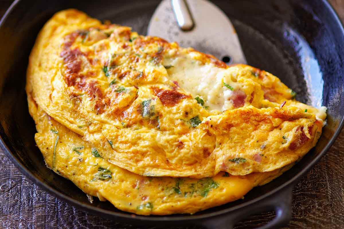 Como fazer omelete com queijo e presunto